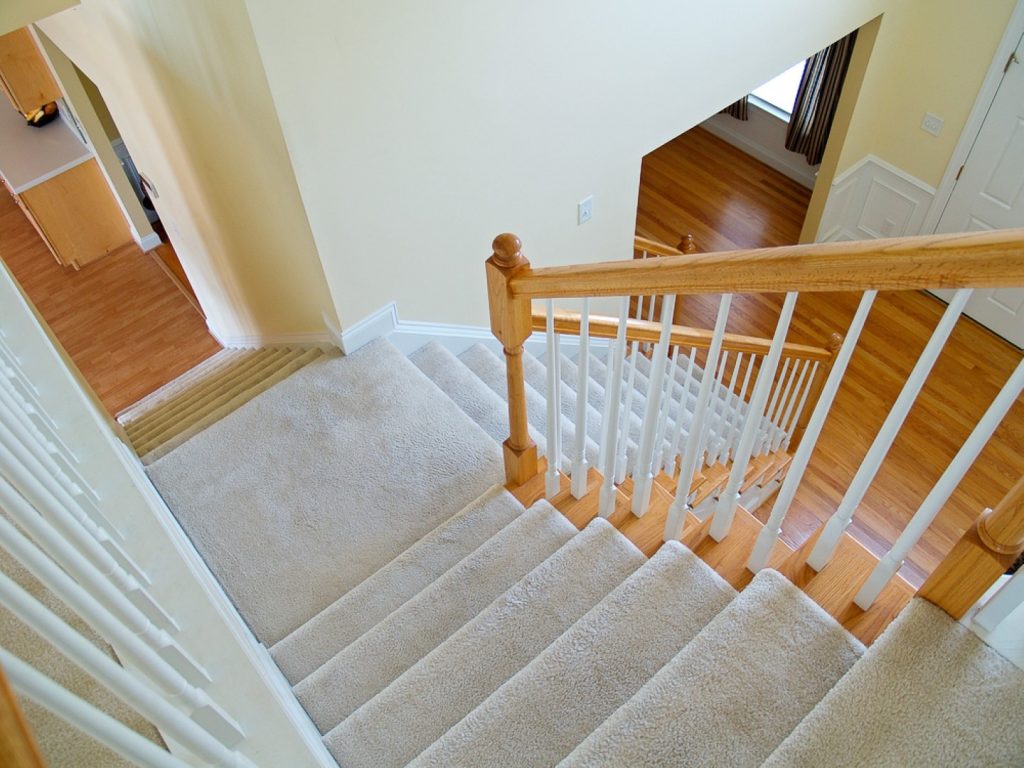 הדבקת שטיחים בבית פרטי ובמדרגות