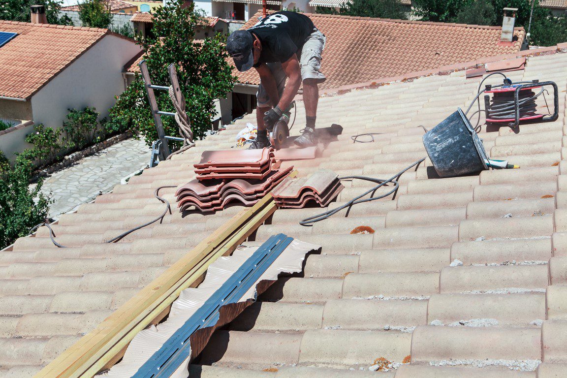תיקון גגות משופעים החלפת רעפים ותיקון בעיות