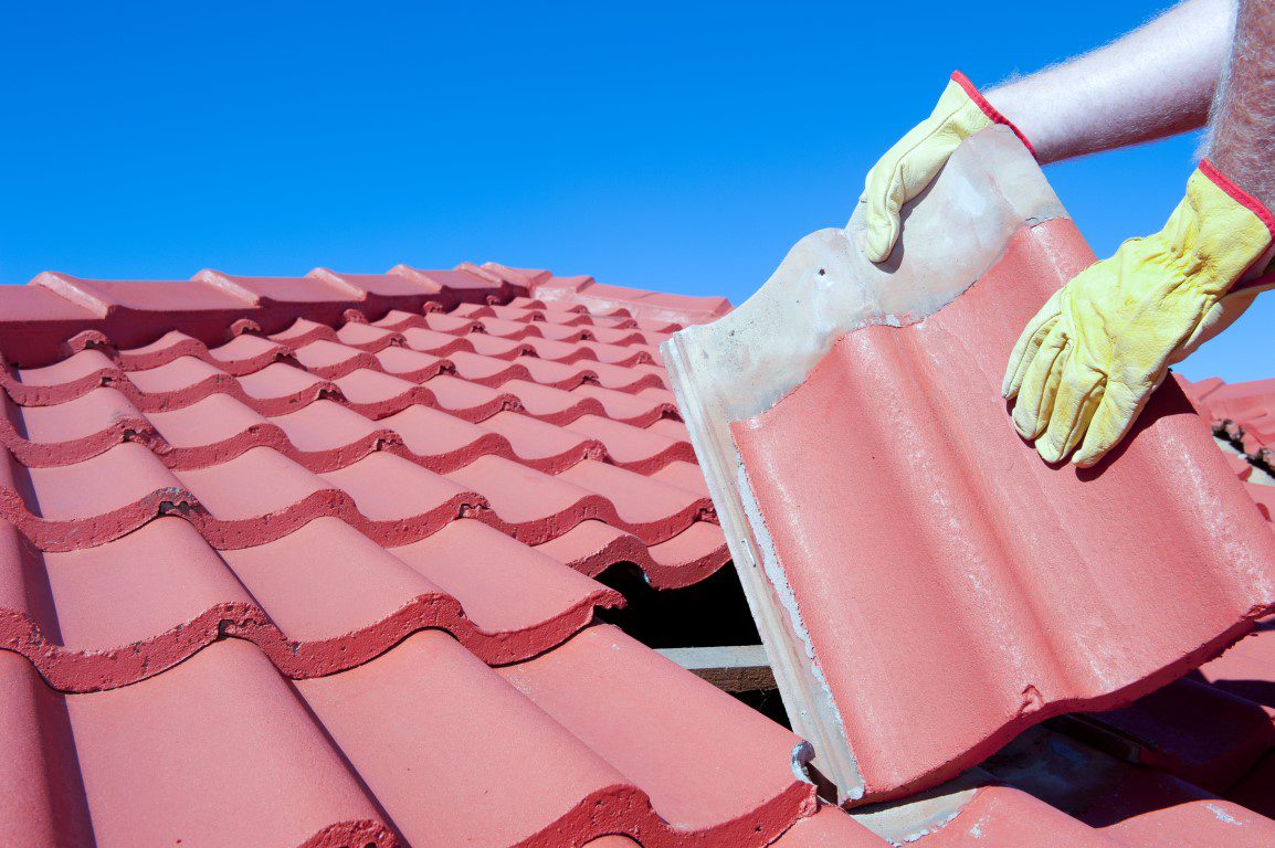 תיקון גגות משופעים החלפת רעפים פגומי ואיתור בעיות