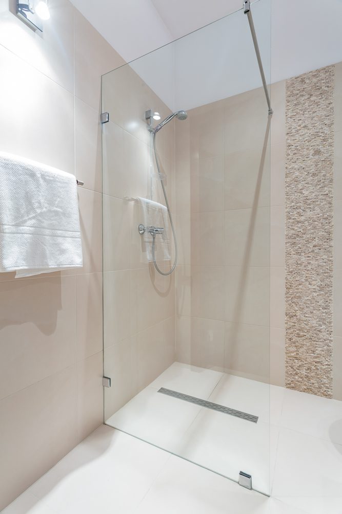 החלפת חדר אמבטיה למקלחת חדר מקלחת לאחר שיפוץ