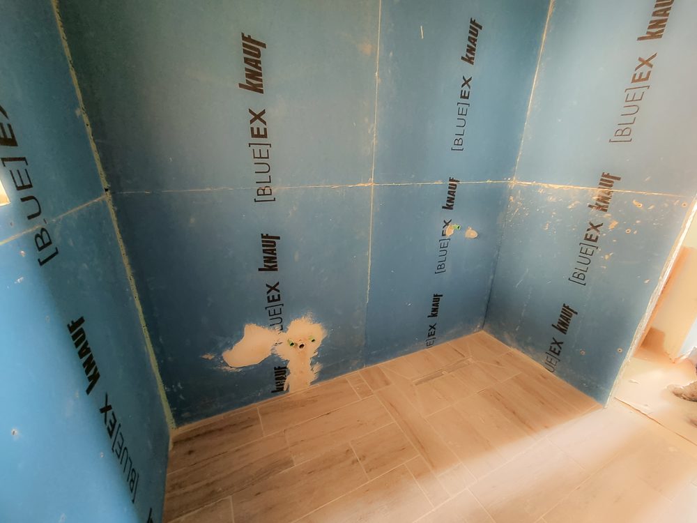 איטום חדר אמבטיה ציפוי קירות בפלטות נגד מים,לוחות גבס להחלקת קירות